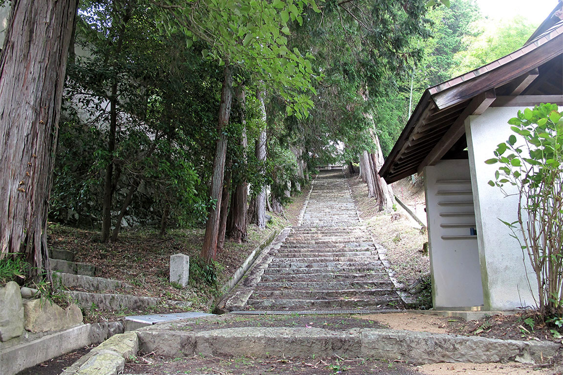 お寺や神社の剪定や年間管理